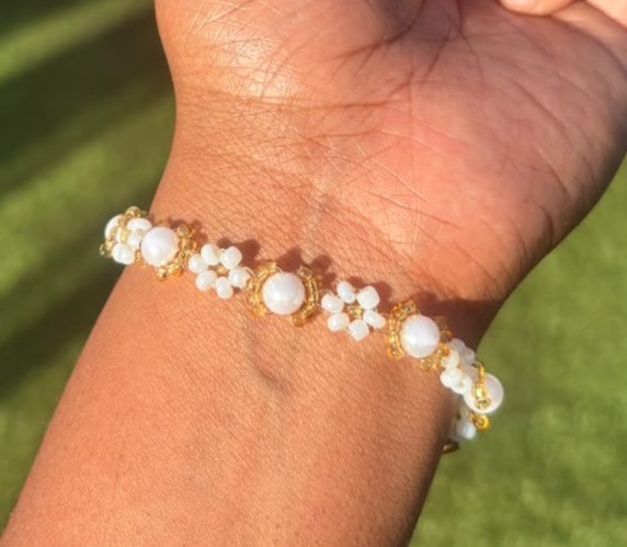 Gold and white flower pearl bracelet